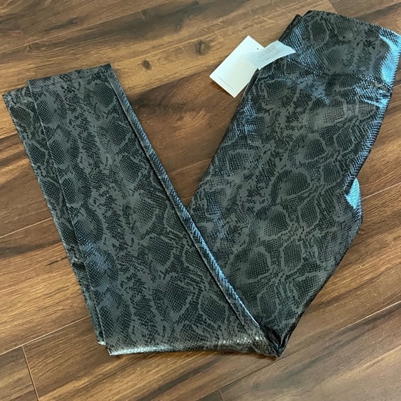 7 FOR ALL MANKIND Faux Leather Snakeskin Print Leggings In Black/ Gray - Picture 2 of 9